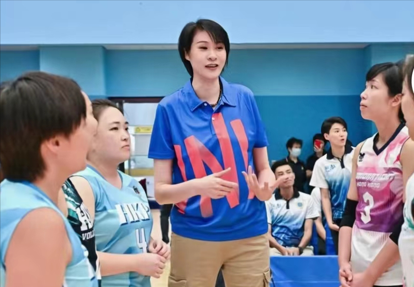 04黄金一代女排再聚首!赵蕊蕊张娜摆心合照,67岁陈忠和气质极佳