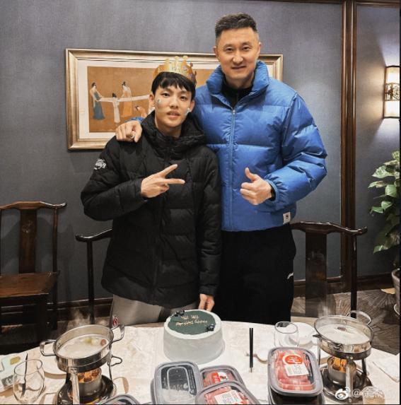 徐杰晒人家合照:大别墅意外曝光,23岁就成人生赢家 - 驰迅网