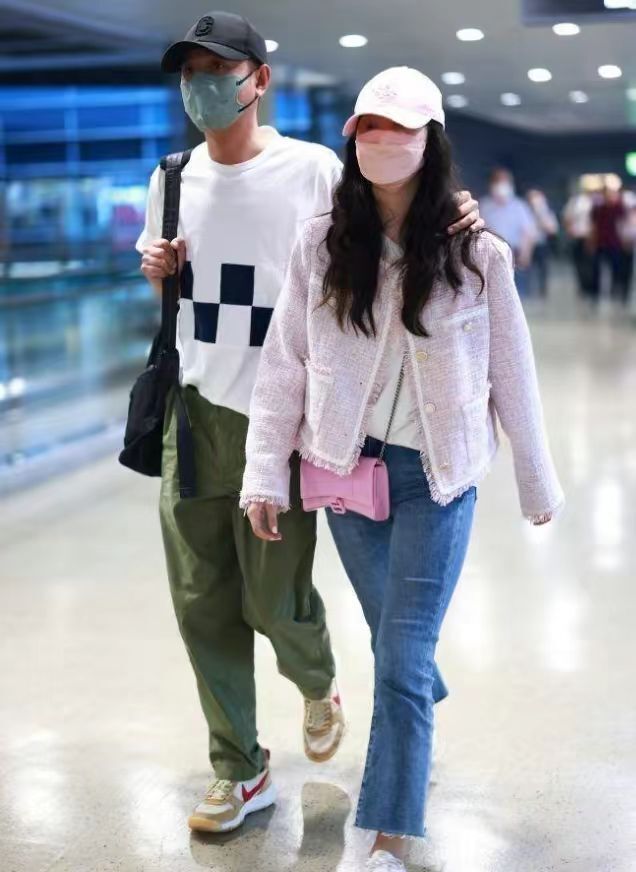 文章带女儿去迪士尼,不约新女友,反与包贝尔老婆包文婧组团带娃_腾讯