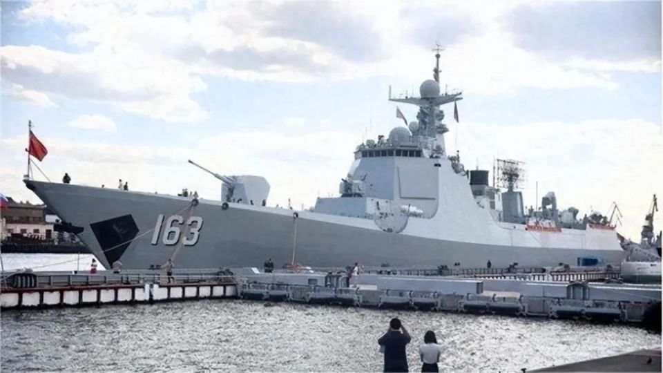 北约威胁中国之后,中国军舰深入欧洲腹地开火演习