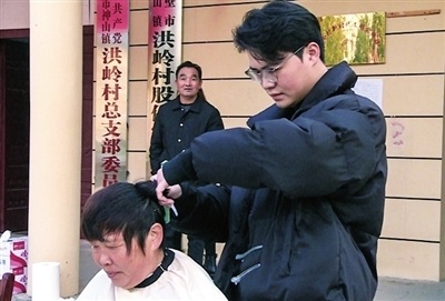 "日前,在赤壁市神山镇洪岭村党群服务中心,"党员中心户"在村民"家门口