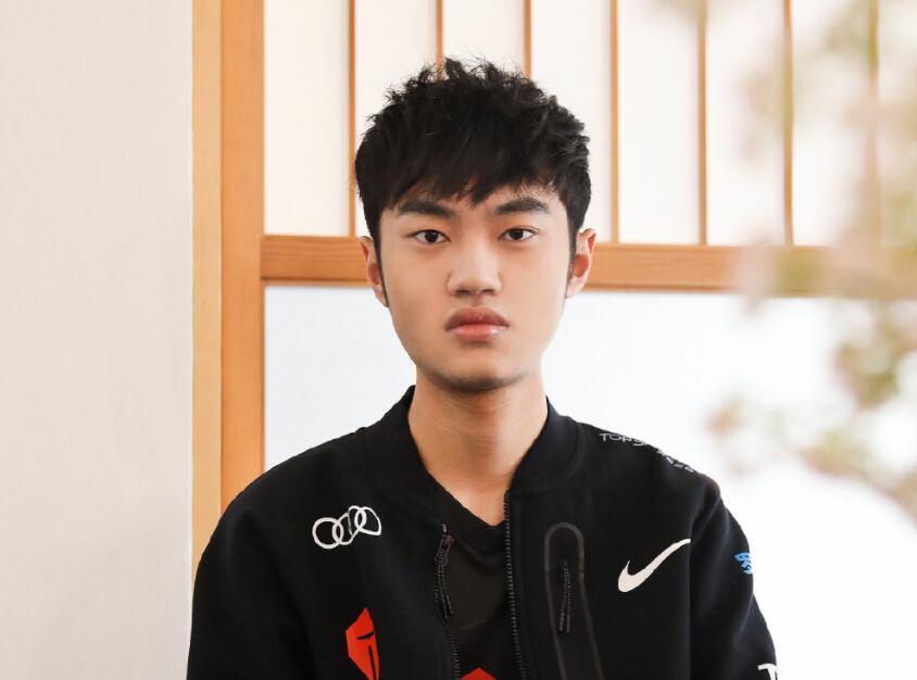 这位选手就是大名鼎鼎的knight,我们也叫他左手,个人实力是很强的