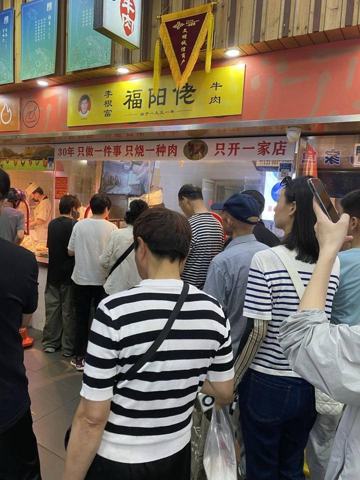 "福阳佬"是郑建庆最推荐的一家摊位,"全杭州只有