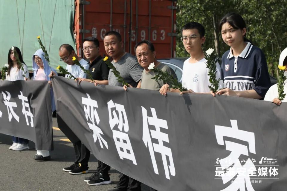 魂归故里！见义勇为英雄栾留伟的骨灰，被护送回泰安宁阳_腾讯新闻