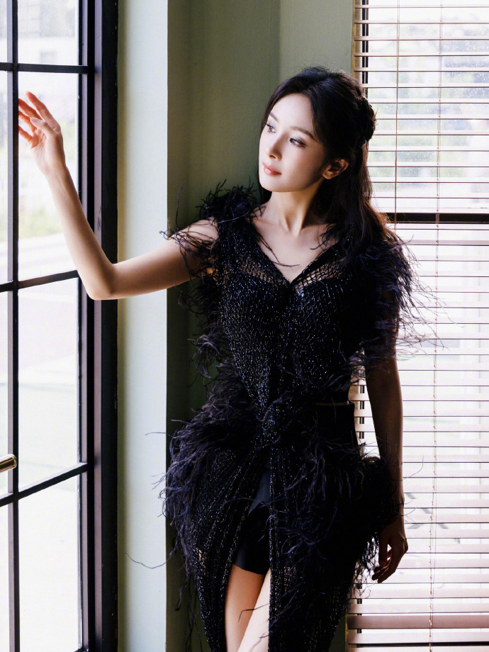 杨幂颜值身材好耐打!穿粉色鱼尾裙大秀火辣曲线,腰臀比绝美无比