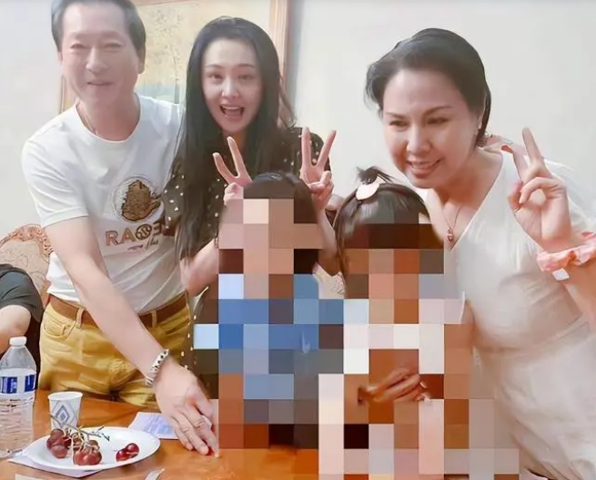 最后一次在网上公布的消息是郑爽和她的父母给双胞胎儿女庆祝生日的