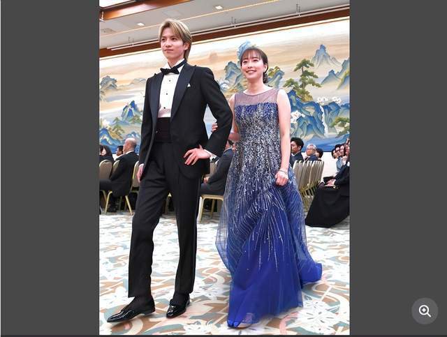 颁奖典礼上被帅哥护送,石川佳纯难道是要步入"结婚"的节奏