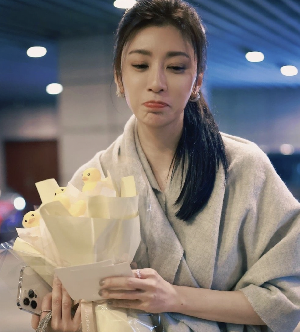 贾静雯女儿也很卷,8岁咘咘周末写作业,6岁bo妞都在弹琴了_腾讯新闻