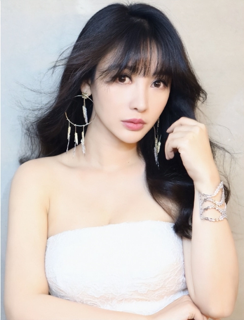 被男搭档开身材玩笑,柳岩回应:身材好不是你冒犯的理由!_腾讯新闻