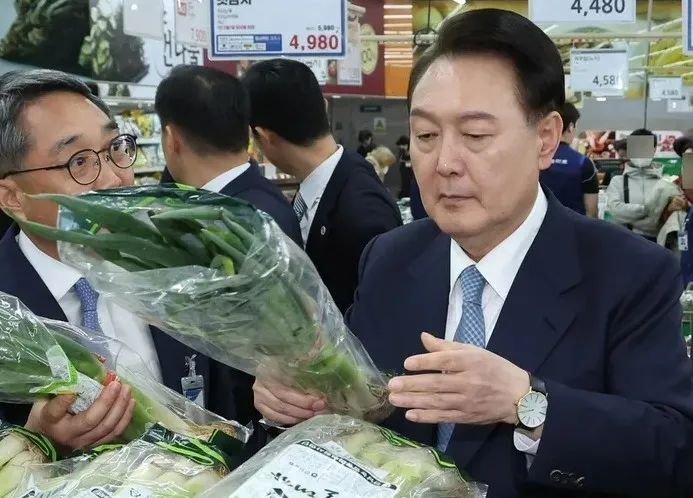 "第一夫人"被查,他怎么办?