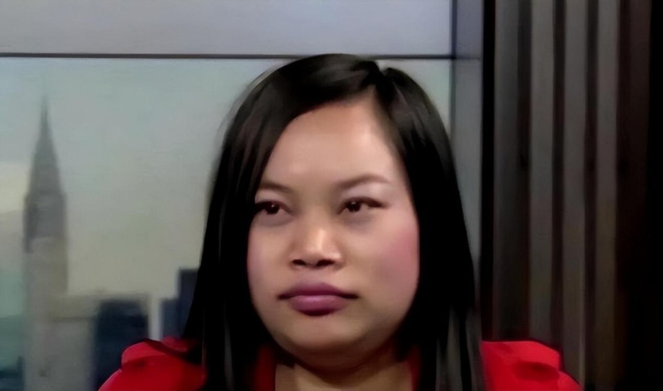 "初代网红"凤姐近况,独自现身纽约中央公园,身形臃肿发胖严重