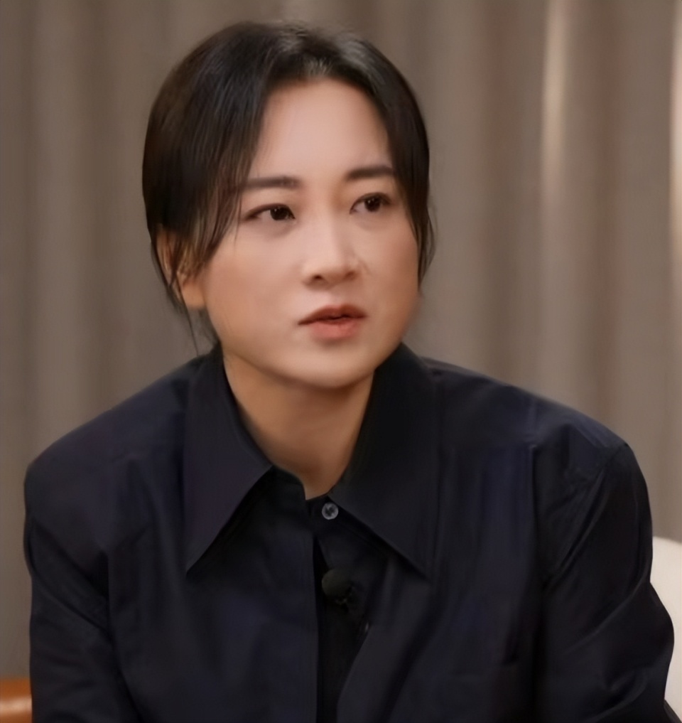 女星贾玲减肥后首现身,接受央视直播采访,气质大变颜值明显提升