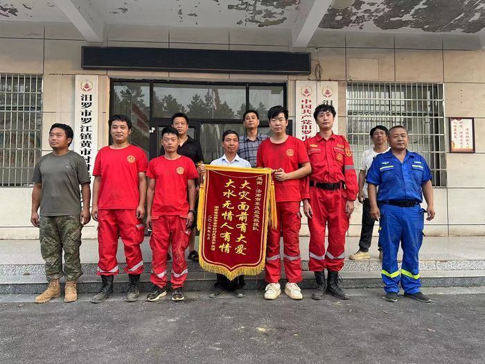 各村里都给我们送了锦旗."张金泉感动地说.大灾面前