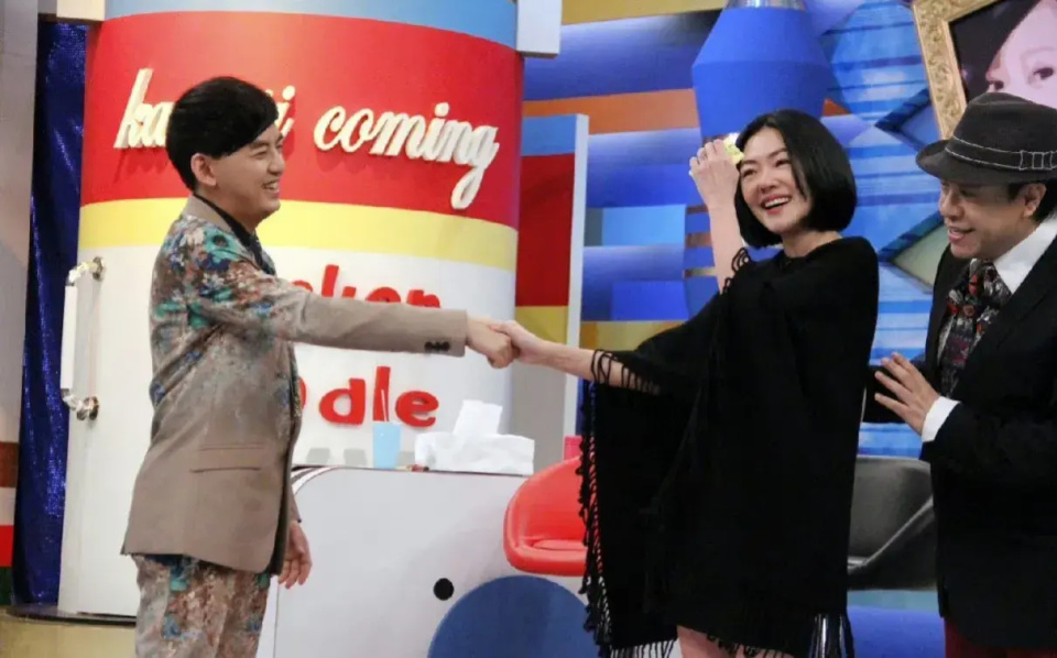 黄子佼曾公然掀小s裙子,吓得她当场尖叫甩巴掌_腾讯新闻