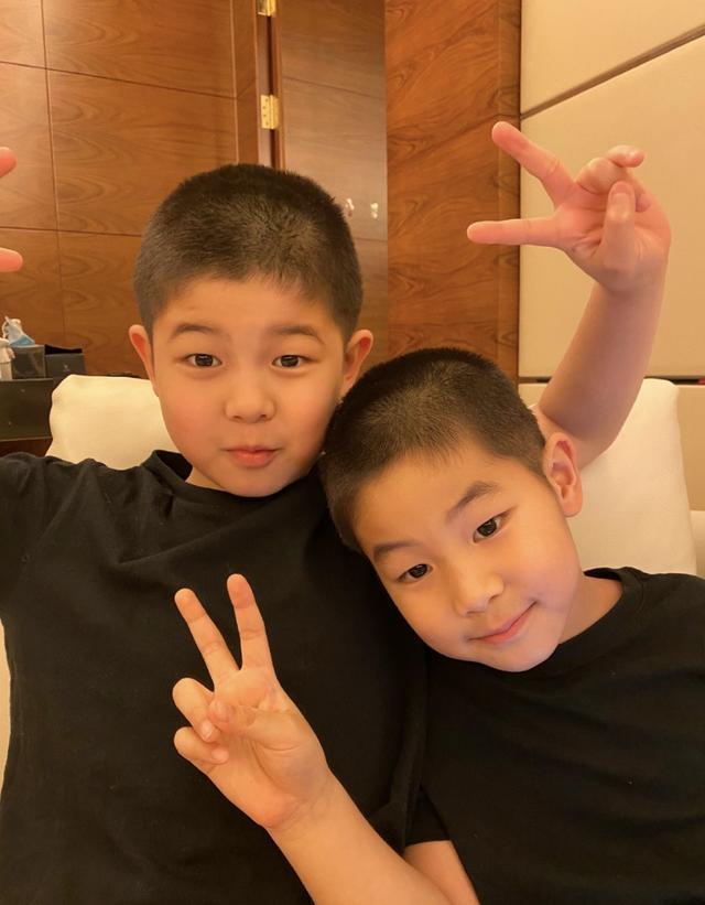 胡可晒儿子近照安吉小鱼儿双双长胖越来越像网友还我东北宋仲基