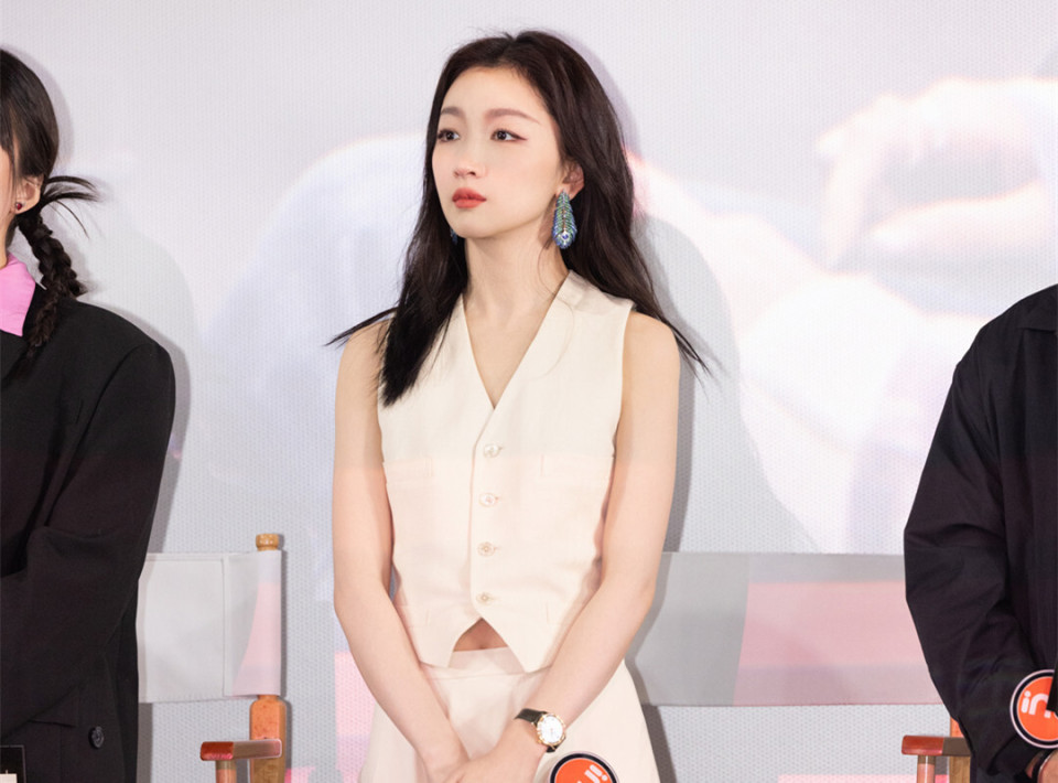 笑不活了,周冬雨采访时自称高级脸,我却笑死在网友评论区里