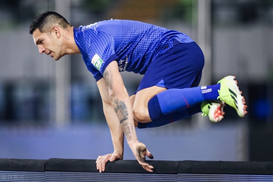 申花中锋位置终于迎来靠谱强援中超首秀梅开二度球迷心服口服