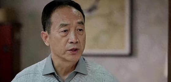 原来他们爷俩是父子！戏里戏外保持距离，现在儿子已经继承父业