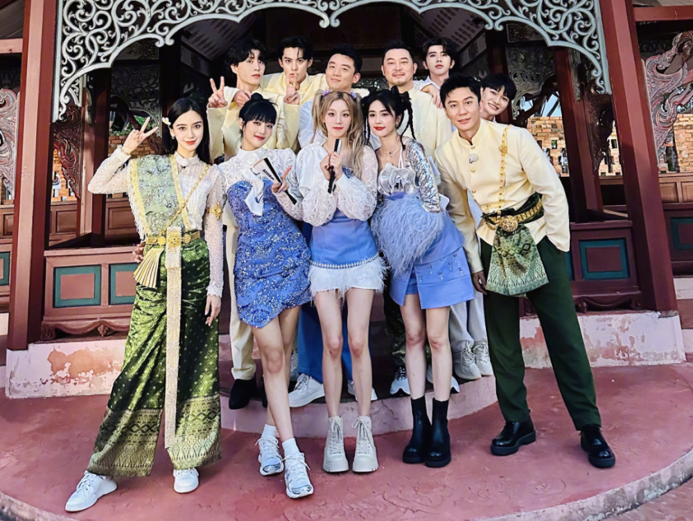 《跑男》大合照,宋雨琦稳c位,baby靠边站,白鹿眼神"不对劲"-腾讯新闻