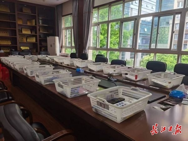 武汉8.56万考生迎中考 ，同学们轻松淡定看考场_腾讯新闻