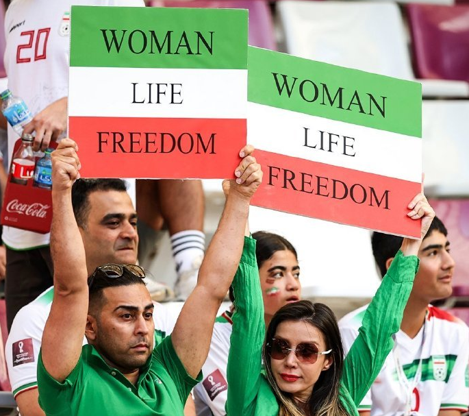 伊朗2-6惨败的背后故事，球队拒唱国歌，英格兰队单膝跪地抗议淮南爱贝国际少儿英语