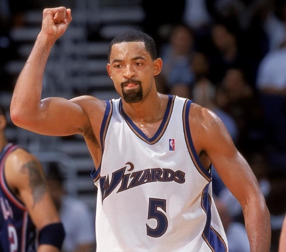 04年火箭用7人大交易组成姚麦组合,当时作为筹码的6人