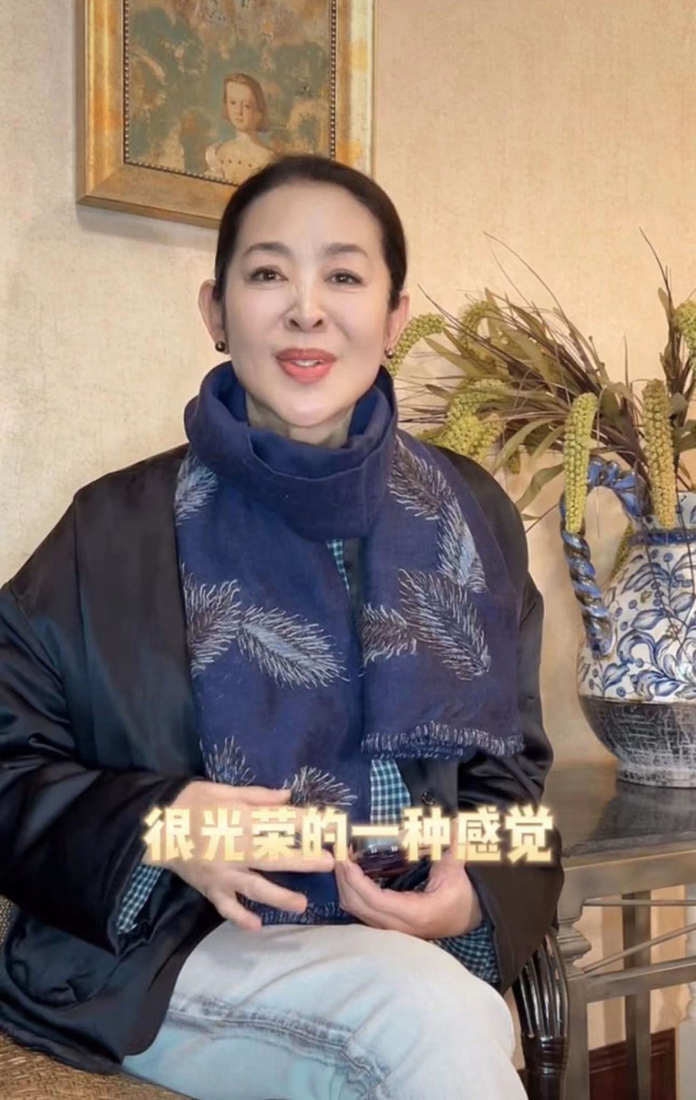 64岁倪萍近照,化浓妆注重打扮,澄清没有移民美国_腾讯新闻