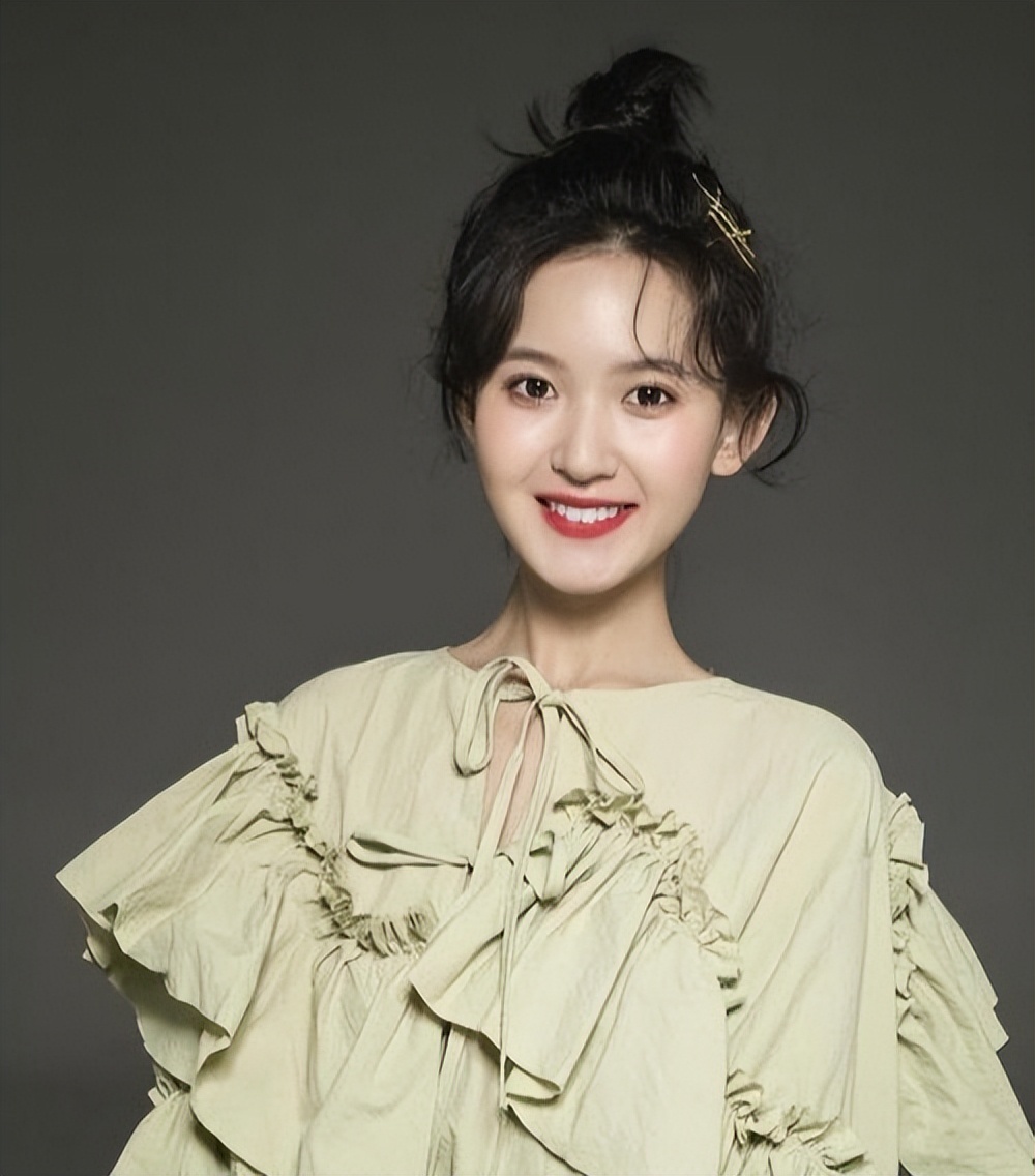 长着一张娃娃脸,充满学生气息,季美含诠释"越努力越幸运"!_腾讯新闻