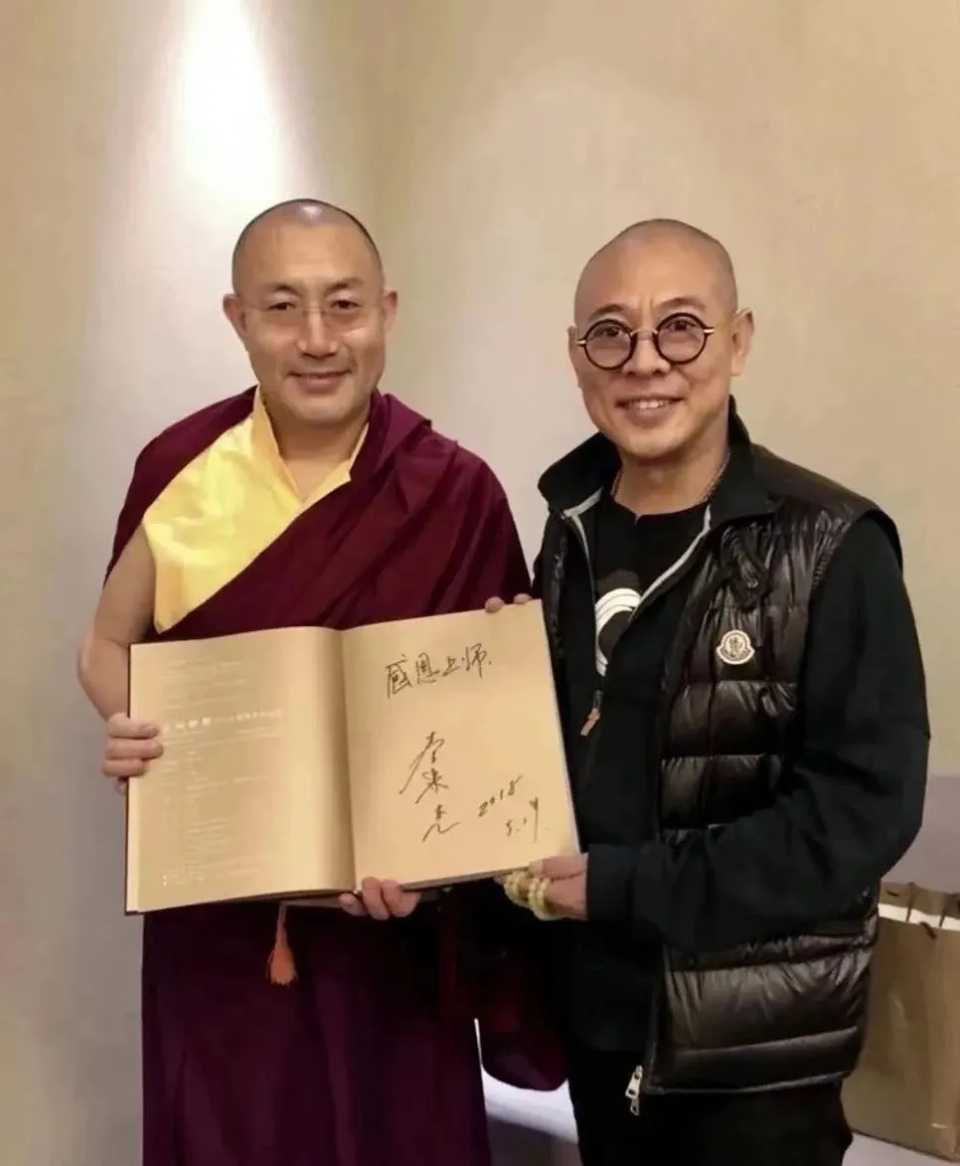 61岁李连杰近照曝光!满脸皱纹衰老至极,昔日巨星已面相大变_腾讯新闻