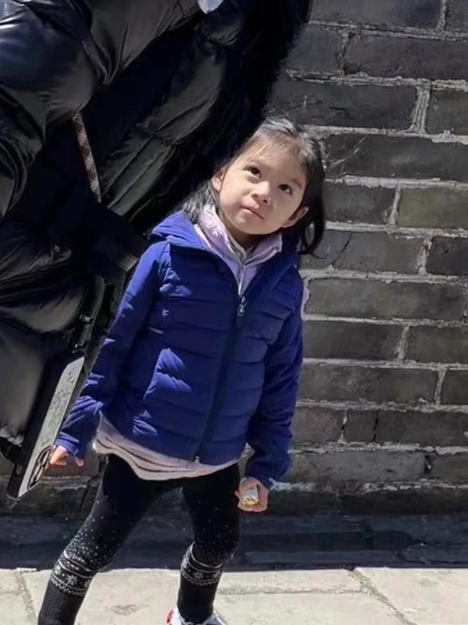 之前,霍启刚就公开过二女儿的正面照,霍中妍也是个很漂亮的小姑娘