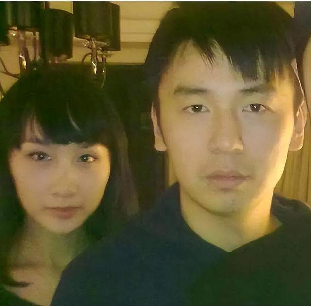 如今的翟煦飞也39岁了,虽然无法看到她的脸,但是从身形来看,显然还是