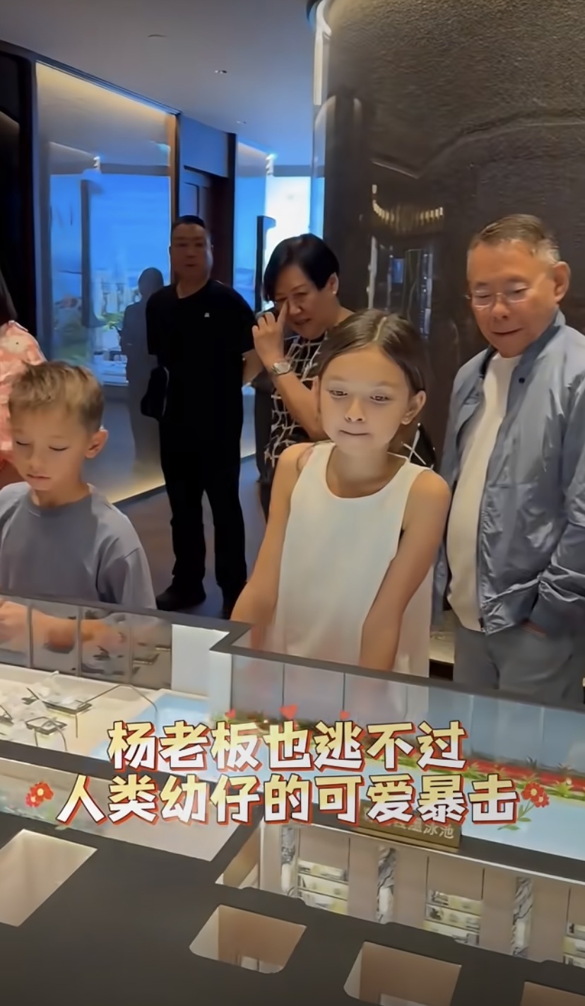 82岁杨受成带孙子买房，杨其龙头发花白比爹老，陆小曼挺大肚臃肿_腾讯新闻