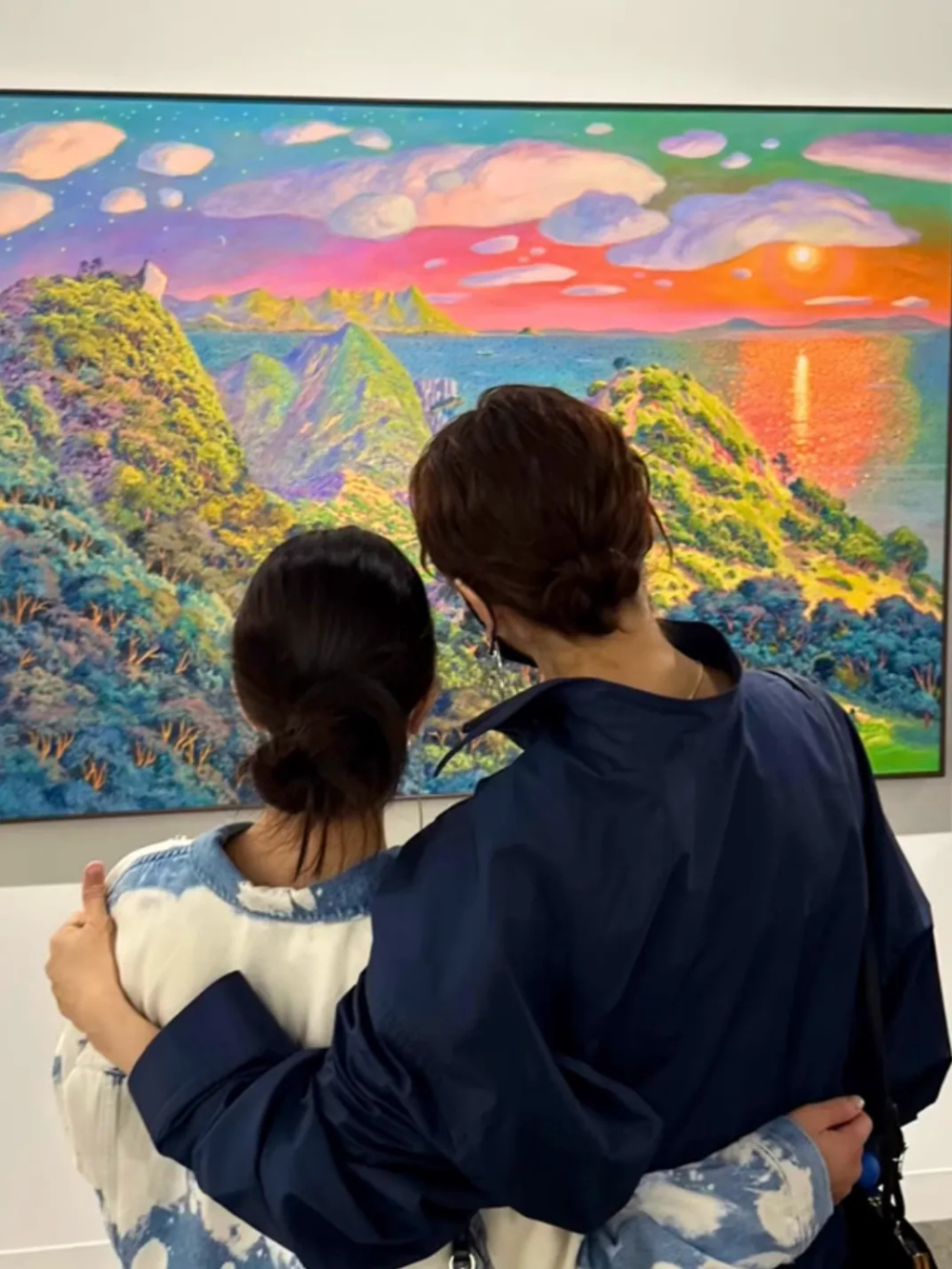 54岁黎姿带女儿看展，母女俩搂腰搭肩似闺蜜，15岁女儿跟妈妈一样高 - Vava8 发吧