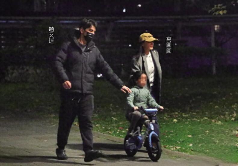 高圆圆夫妇教爱女骑单车,5岁rhea高清正脸曝光,与赵