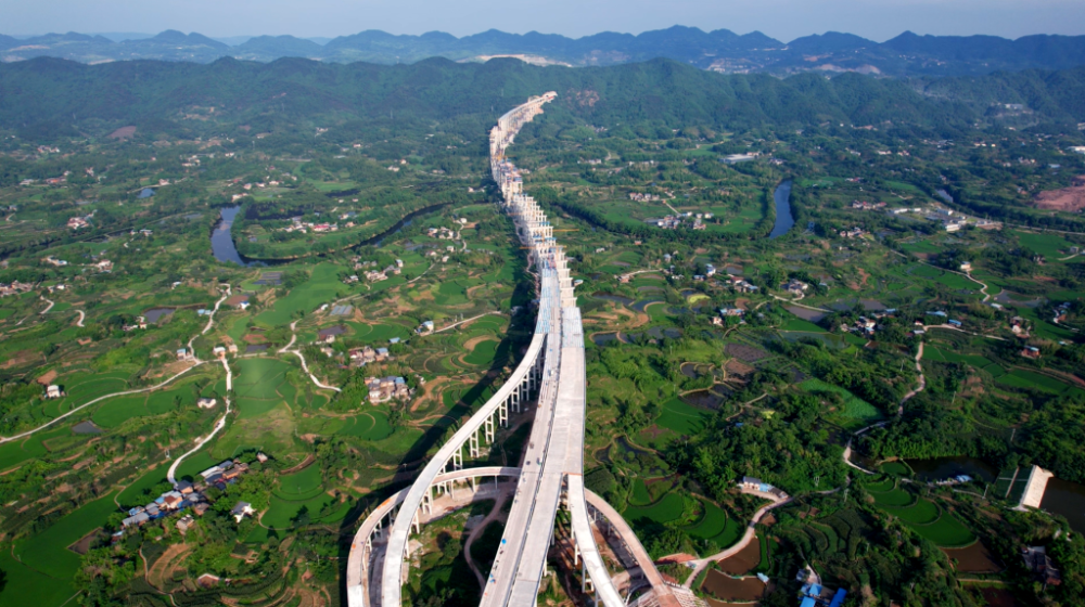 视频渝遂高速复线小安溪河特大桥预计今年底贯通