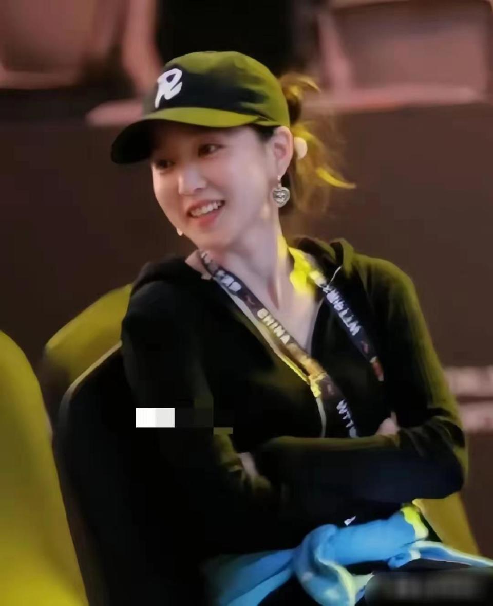 马龙老婆带两个儿子力挺老公,儿子活泼可爱,老婆美貌惊艳网友