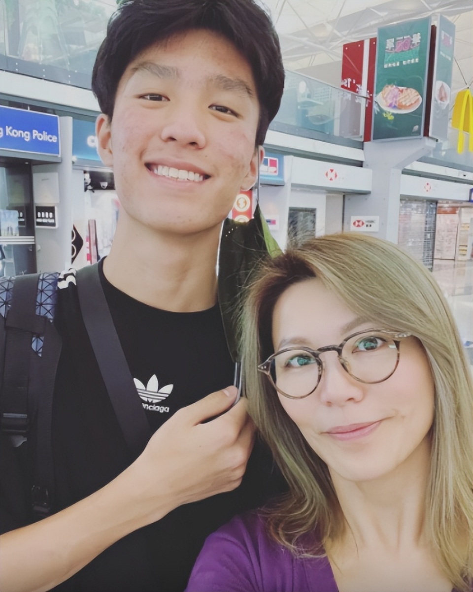 香港知名女星罕见露面，状态大勇！之前突然离婚，令外界震惊不已_腾讯新闻