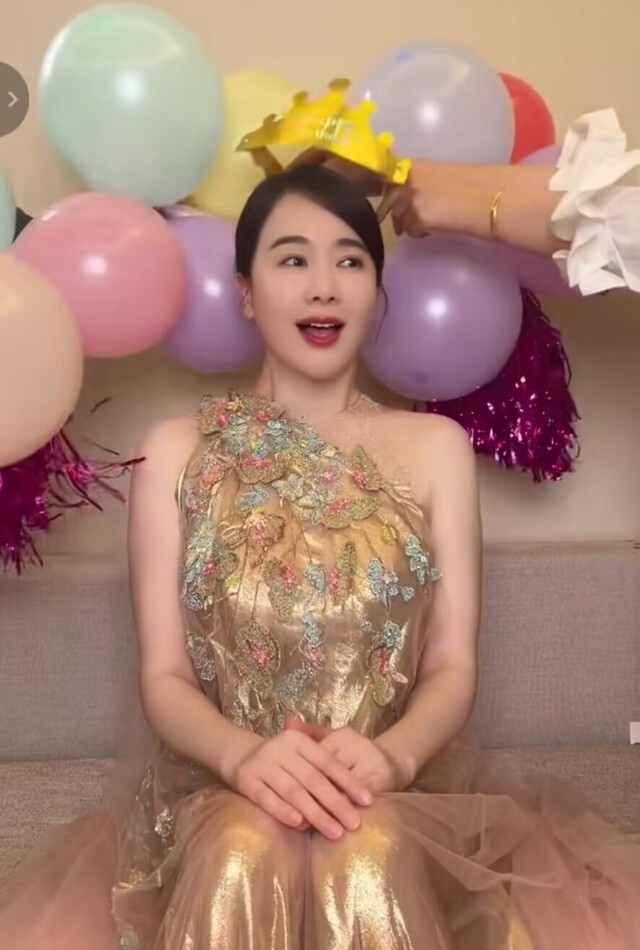 左小青低调庆46岁生日,皮肤白皙冻龄似少女,11岁囡囡长相遗传爸_腾讯