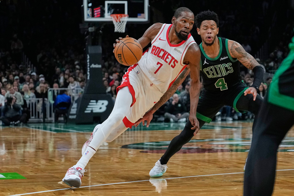 打爆绿军！杜兰特11投轰26+4喜提三连胜：三节打卡咧嘴大笑庆祝