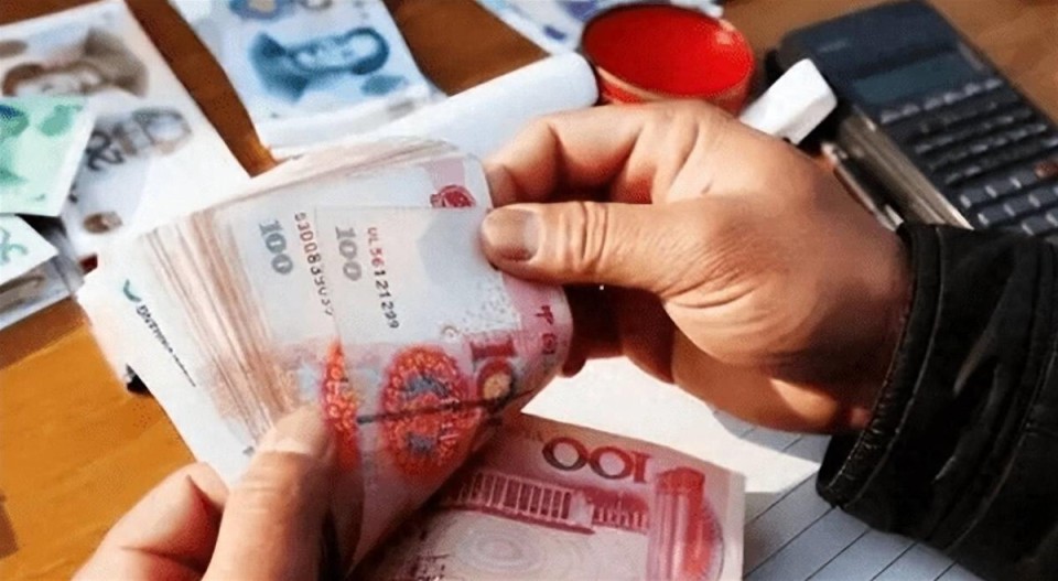 为什么建议大家尽量用现金付款？银行人员说出实情，恍然大悟！_腾讯新闻