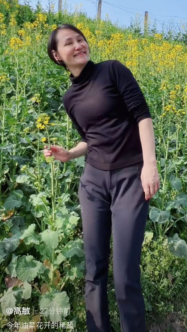 跳水皇后高敏晒农村生活下田锄地当街砍甘蔗素颜冻龄长腿吸睛
