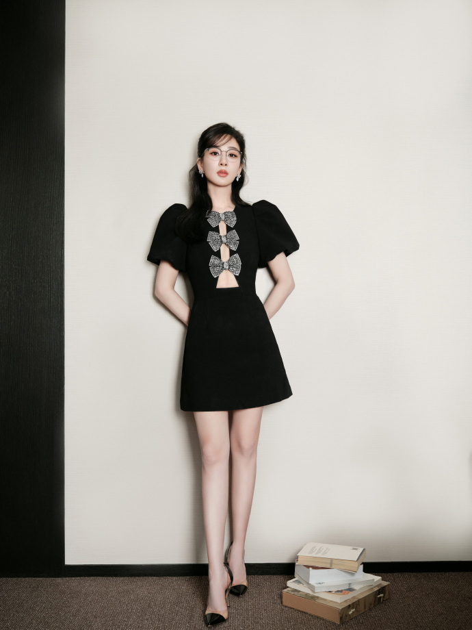 杨紫最新活动美照穿镂空黑裙又瘦又美甜辣造型好惊艳