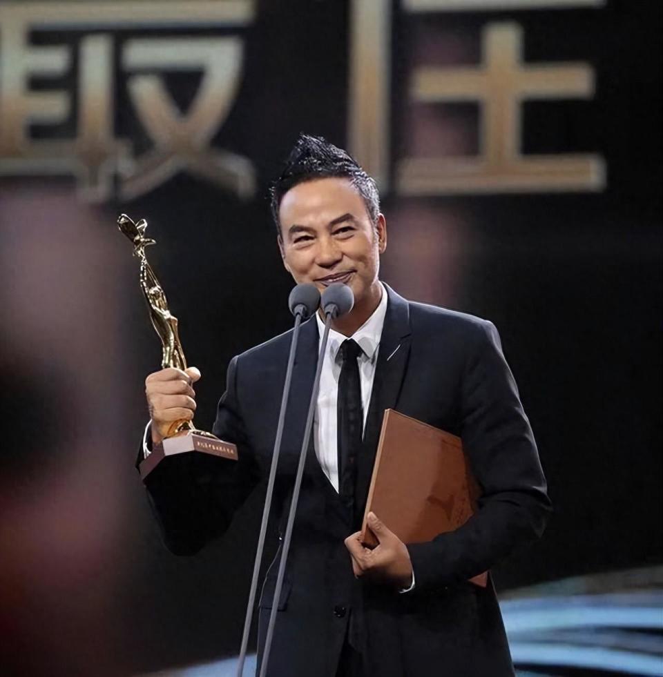 任达华20岁女儿近照曝出!42英寸大长腿吸晴,颜值已超越母亲琦琦