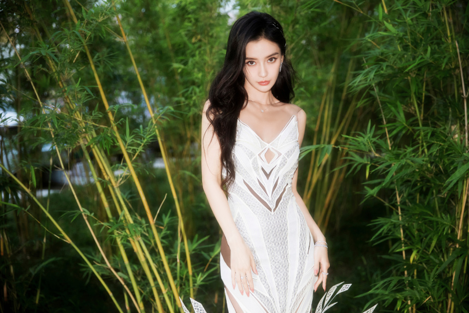 angelababy强势复出,海外活动行程忙,颜值回归星光太