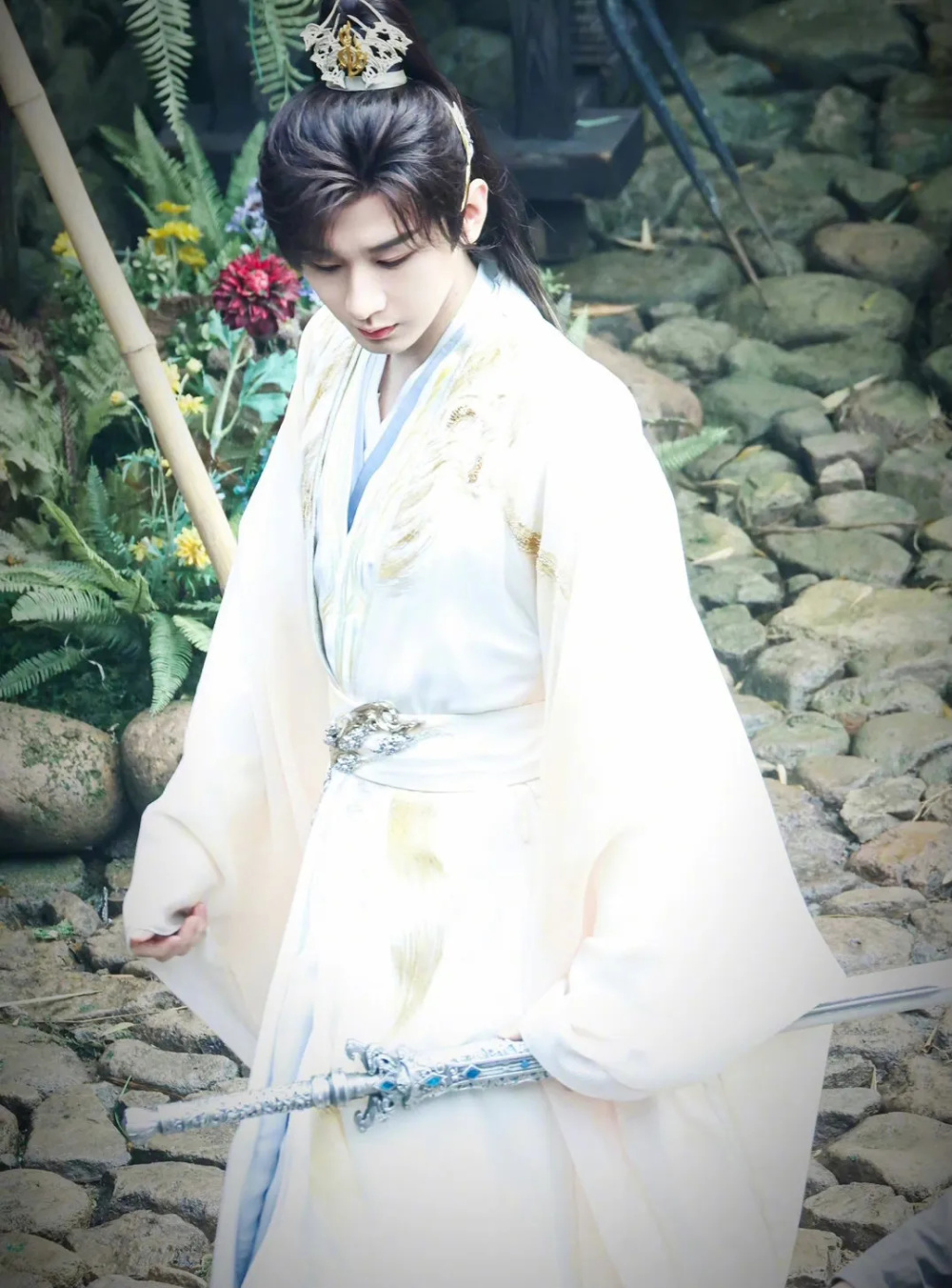 成毅第3次古装白发造型来袭,一次比一次虐,王权富贵白发好惊艳_腾讯