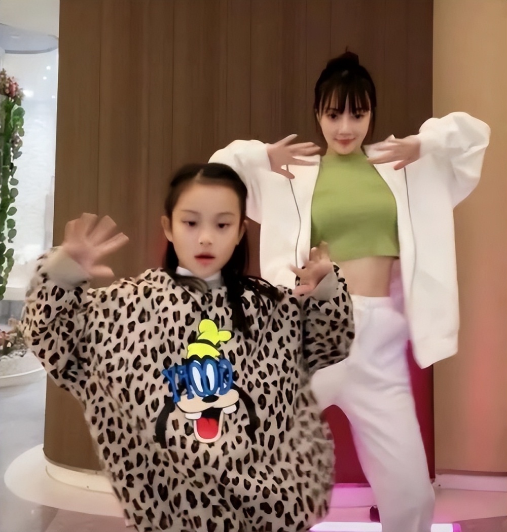 李小璐晒女儿近况,10岁甜馨穿露腰装热舞被批太成熟,舞姿引争议_腾讯
