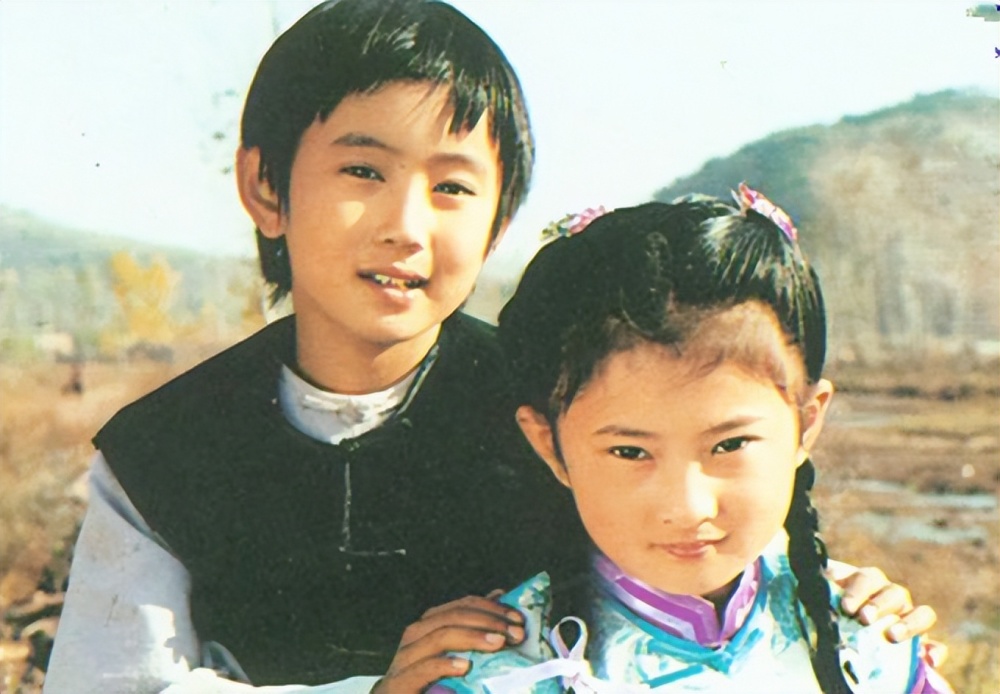 知名童星叶静吃路边摊,头发花白发福变化大,42岁已3年没拍戏_腾讯新闻