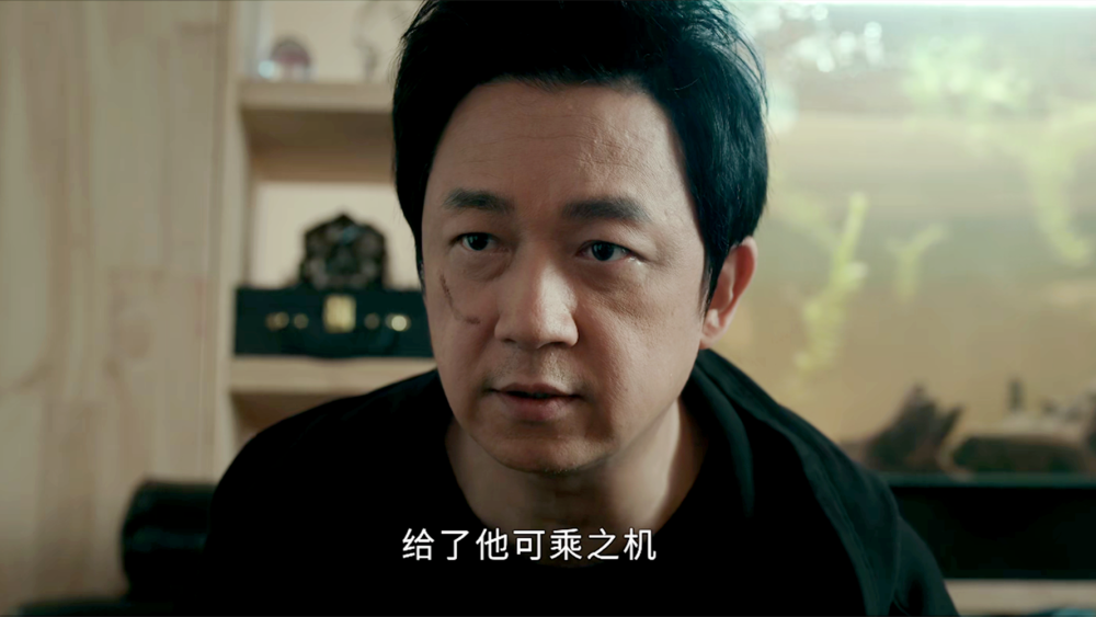 《白夜破晓》刘音惨死，关宏峰的黑暗恐惧症恢复，警队内鬼暴露_腾讯新闻