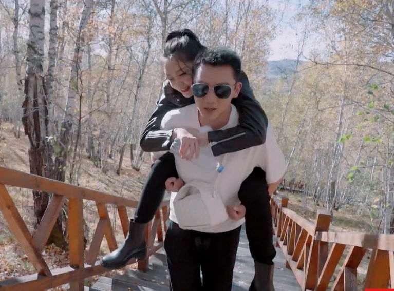 郑恺苗苗3胎成谜,综艺接档无怀孕痕迹,短视频暴露孩子名字-腾讯新闻