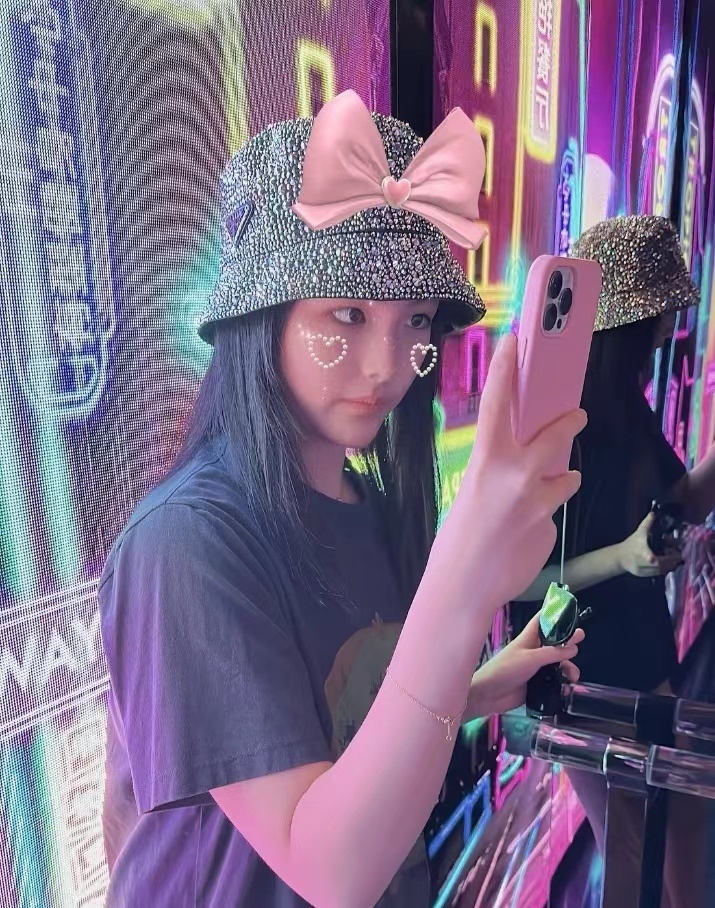 13岁王诗龄六一回国度假李湘王岳伦分别晒照网友心疼机票钱